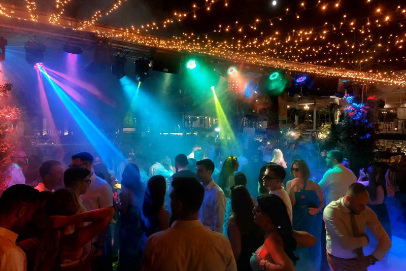 Live event με επαγγελματικό φωτισμό και DJ από Music Djs Services