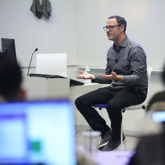 Warby Parker’s CFO Steve Miller speaks with students in Columbia Business School’s New Frontiers in Retail class.