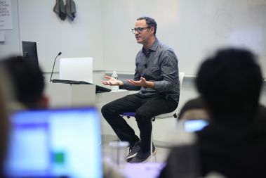 Warby Parker’s CFO Steve Miller speaks with students in Columbia Business School’s New Frontiers in Retail class.