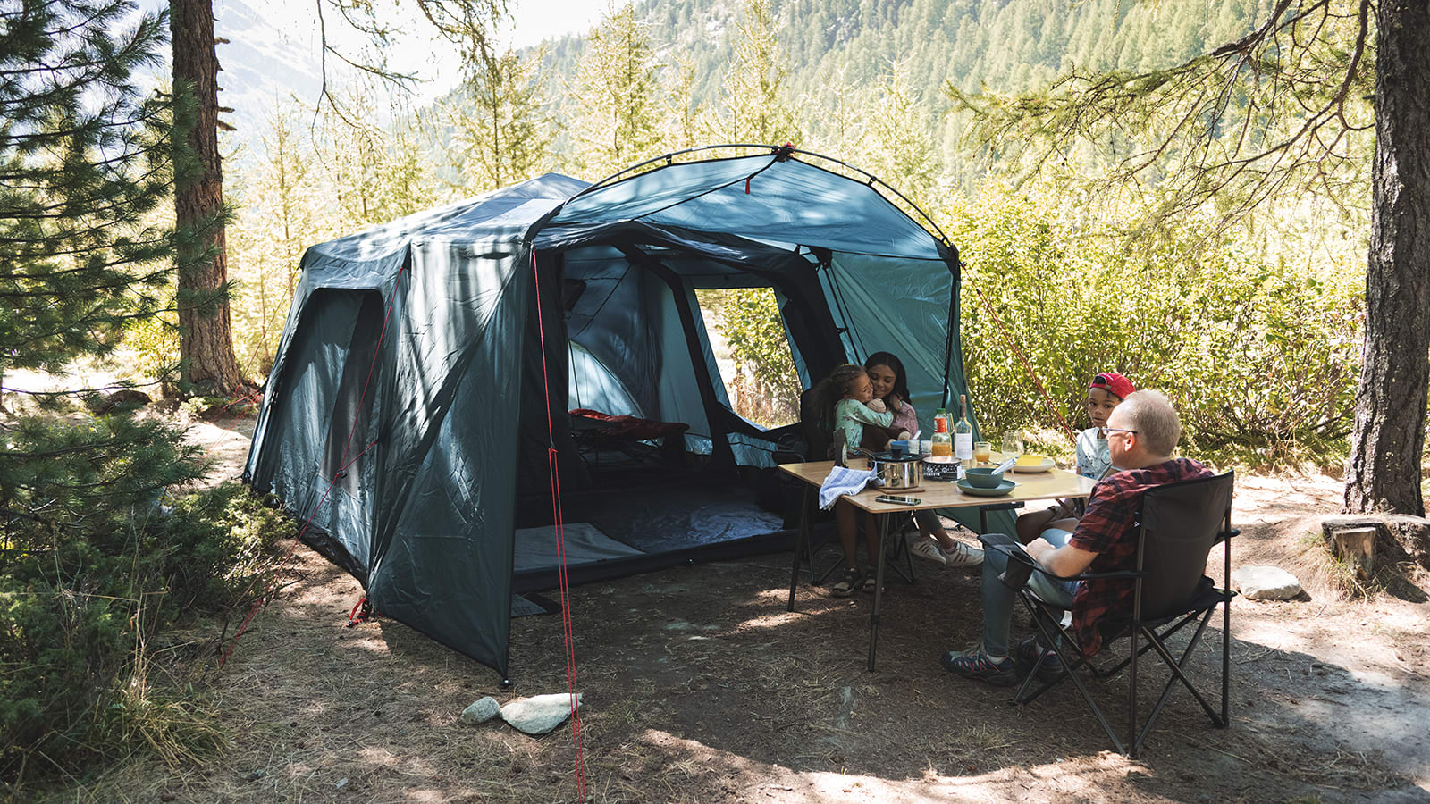 Familie_Campingzelt_Campingmoebel