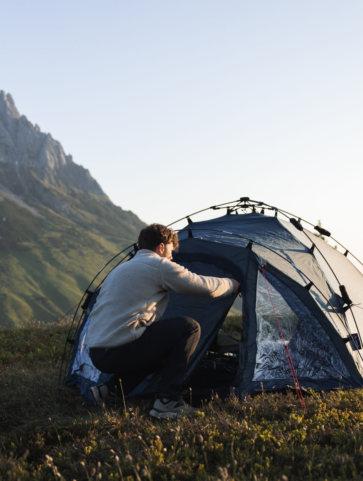 Mann_Campingzelt_Kuppelzelt_Schnellaufbau_Berge