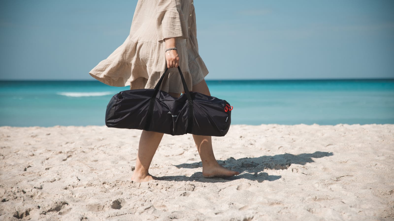 frau_läuft_mit_qeedo_strandzelt