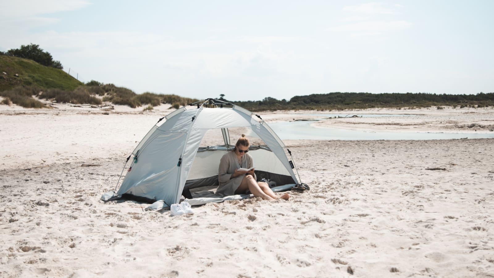 frau_sitzt_in_qeedo_strandzelt_quick_palm