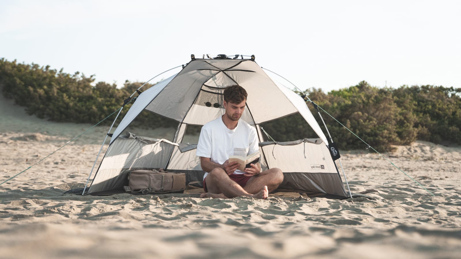 mann_sitzt_in_qeedo_strandzelt