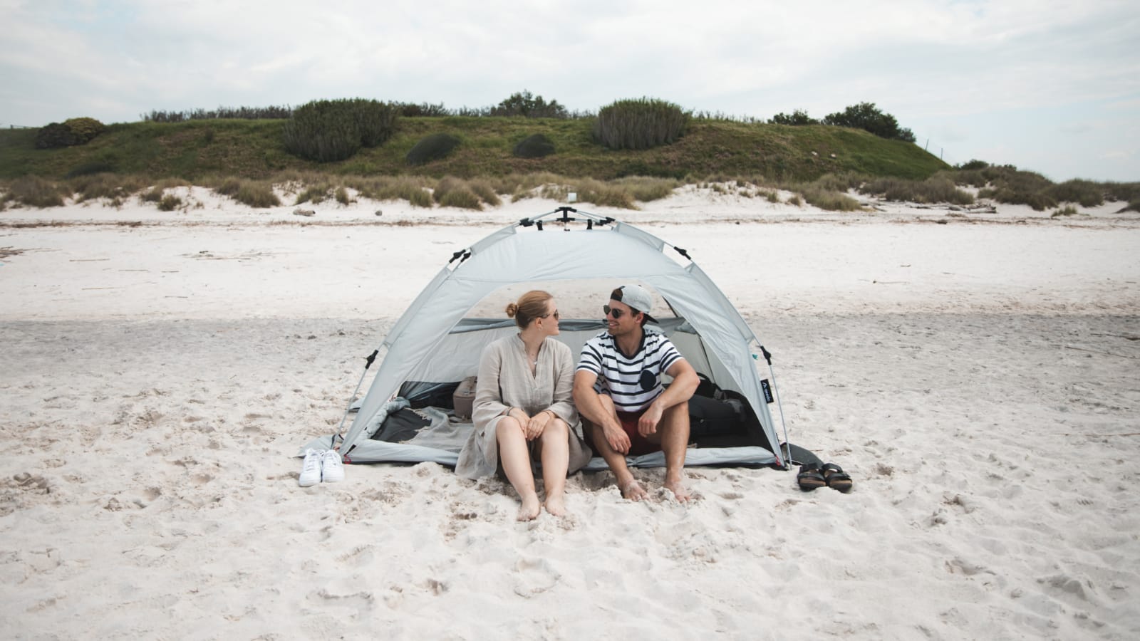 personen_sitzen_in_qeedo_strandzelt_quick_palm