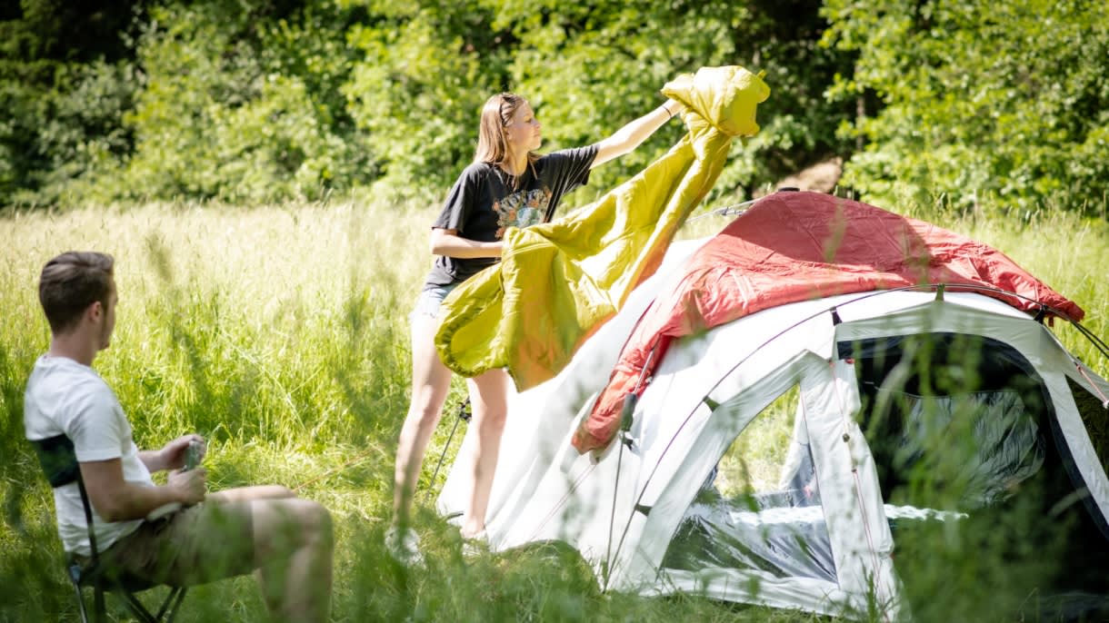 qeedo_Light_Hitazo_Schlafsack_im_Gruenen