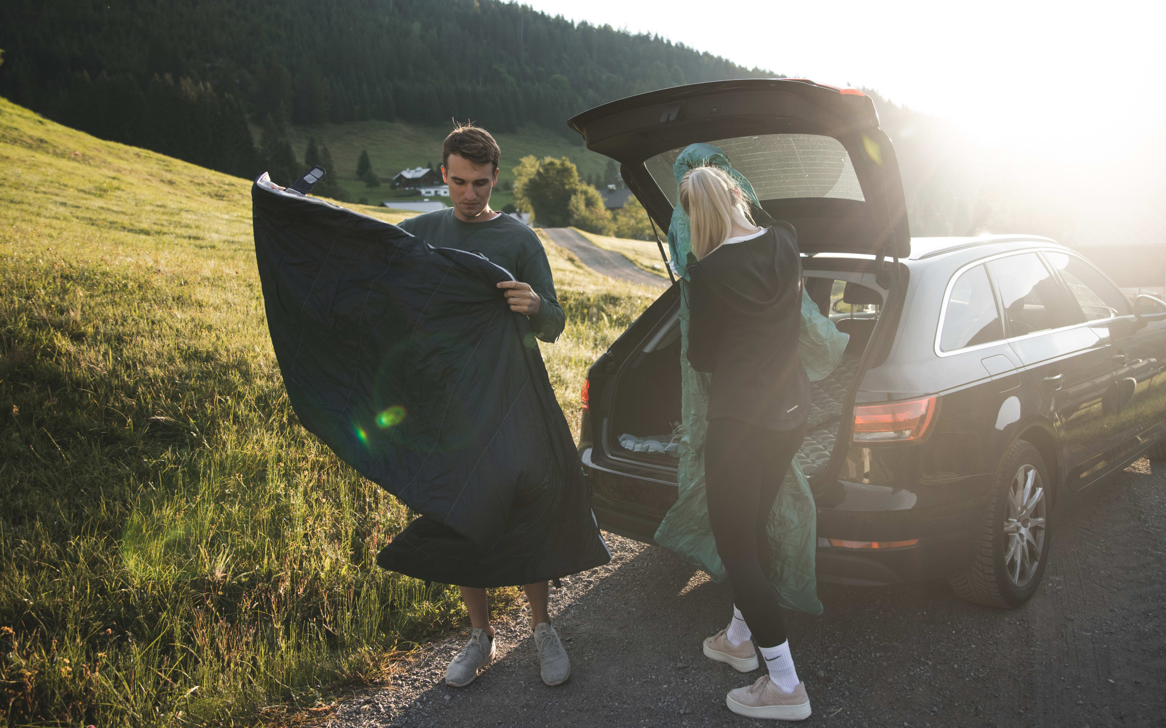 qeedo_Light_Hitazo_XL_Schlafsack_in_den_Bergen_Auto