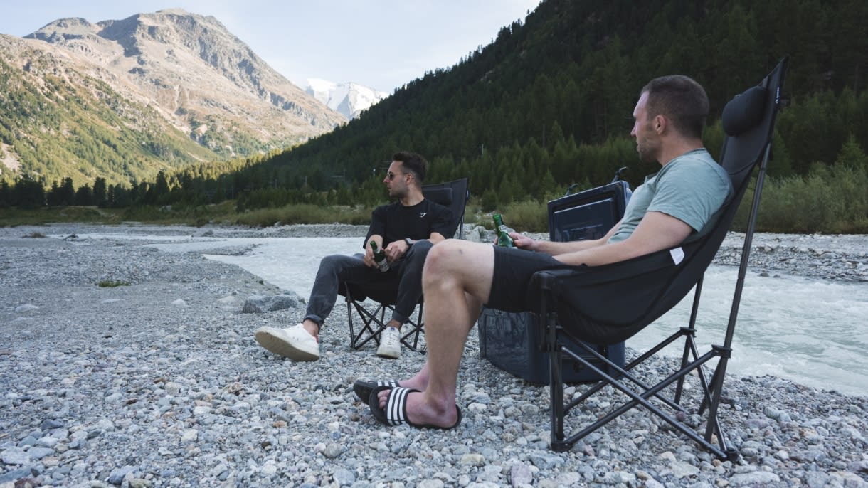 qeedo_Johnny_Portable_Stuhl_an_einem_Fluss