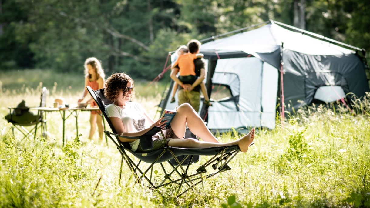 qeedo_Johnny_Relax_auf_einer_Wiese