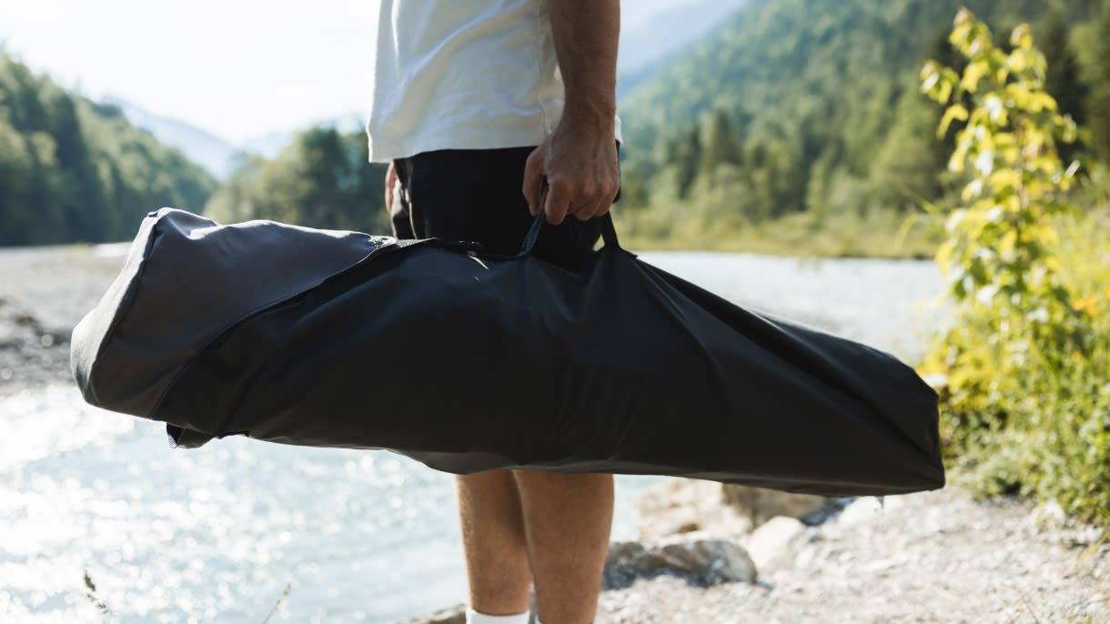 qeedo_Johnny_an_einem_See_Packtasche