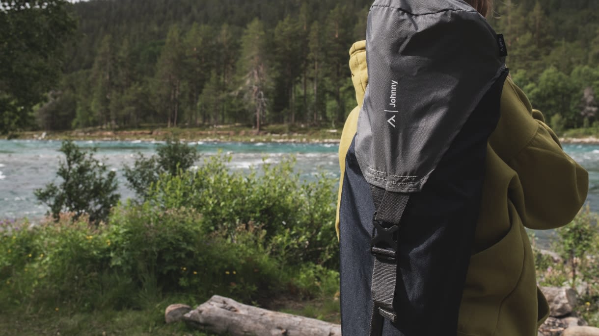 qeedo_Johnny_auf_dem_Ruecken_einer_Person