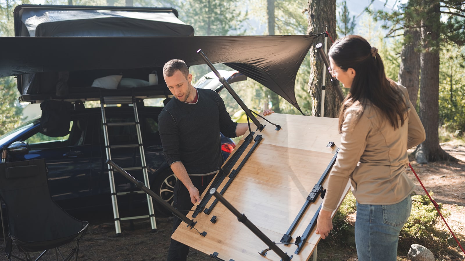 frau_und_mann_bauen_tisch_auf