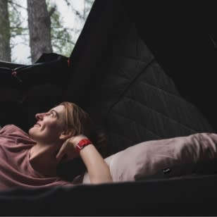 Dachzelt_von_innen_mit_Kissen_und_Thermotent_mobile