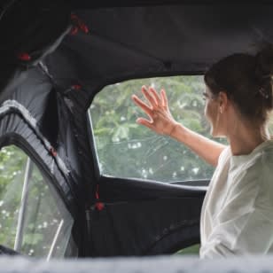 Mueckengitter_am_Fenster_vom_Dachzelt_mobile