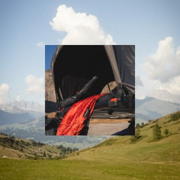 Dachzelt_auf_Anhaenger_in_den_Bergen