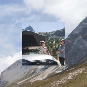 Dachzelt_aufs_Auto_heben_im_Gebirge