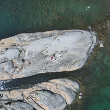 brandung-mit-kolossalem-fels