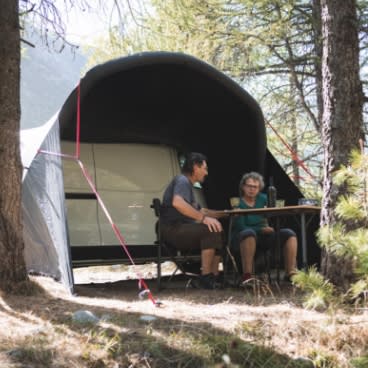 camping-mit-van-im-wald-wissen