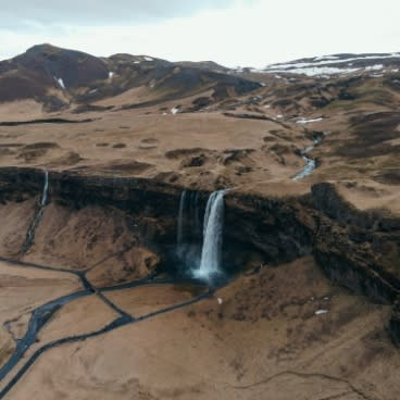 wasserfall-im-schoenen-norwegen