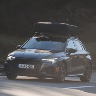 Kompaktes-Dachzelt-auf-Kleinwagen-mobile