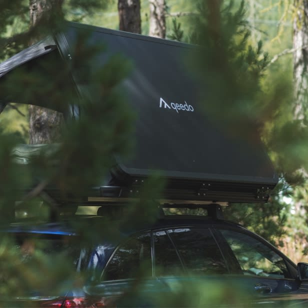 mit-dachzet-auf-dem-wohnmobilstellplatz-dachzelt-camping-mobile