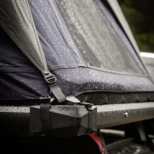 zelten-bei-regen-dachzelt-mobile