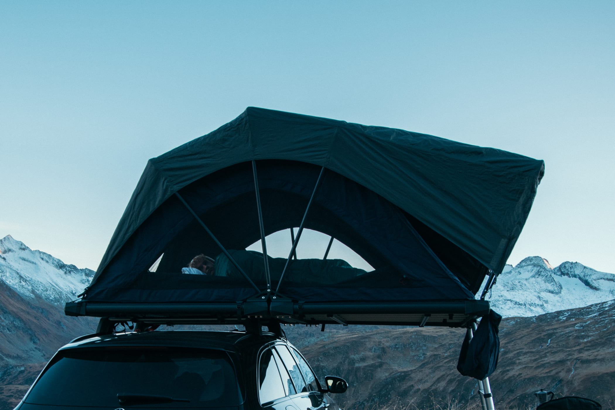 Das qeedo Freedom Family Dachzelt verfügt über Fenster und Türen mit Fliegengittern sowie ein Dachfenster für Sternenblick.