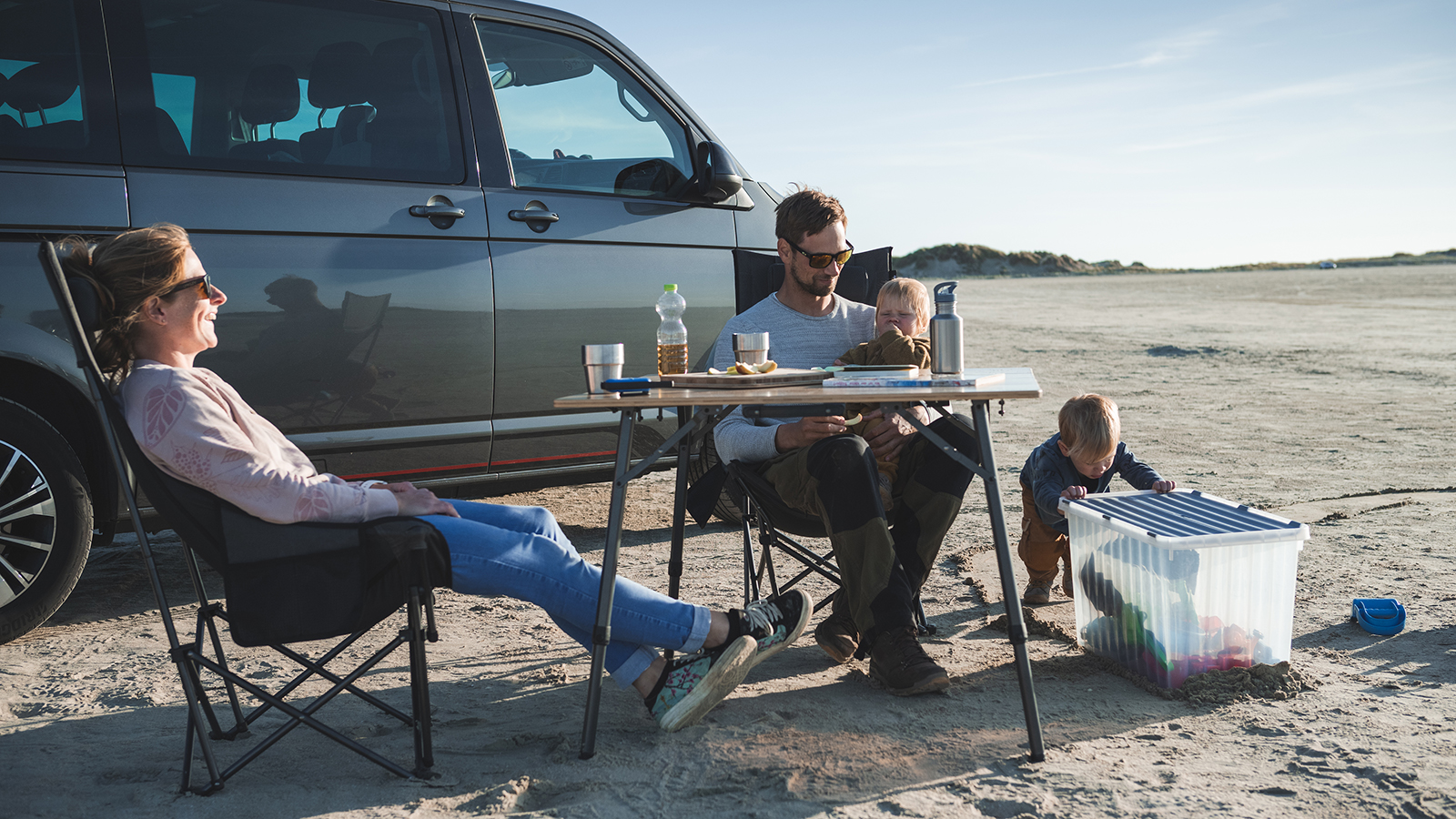 Familie_sitzt_am_Strand