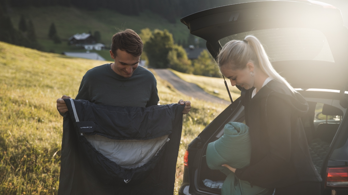 qeedo_Light_Hitazo_XL_Schlafsack_in_Haenden