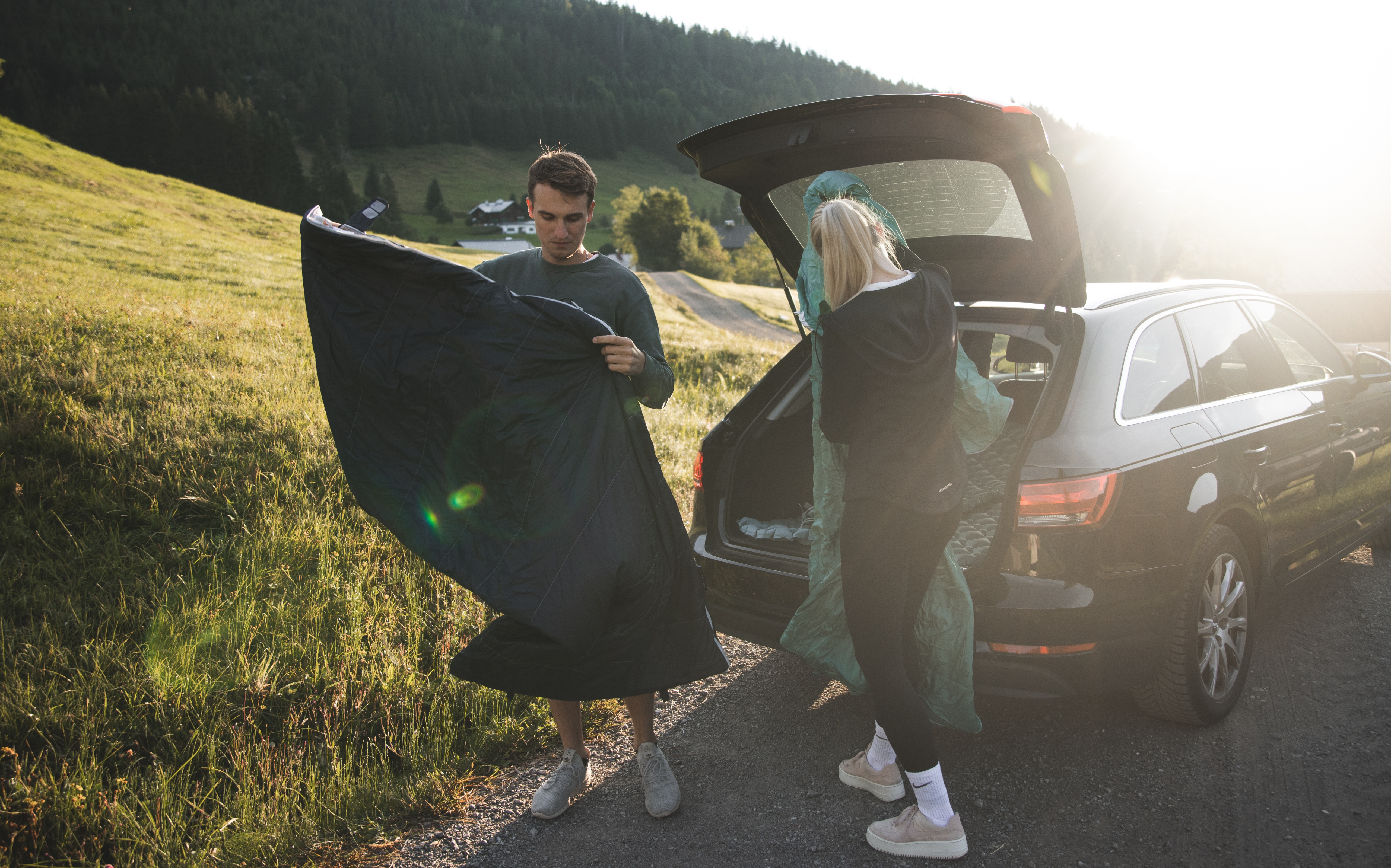 qeedo_Light_Hitazo_XL_Schlafsack_in_den_Bergen_Auto