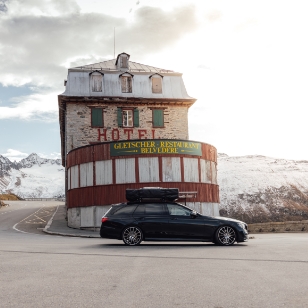 Auto_mit_Dachzelt_in_den_Bergen_mobile