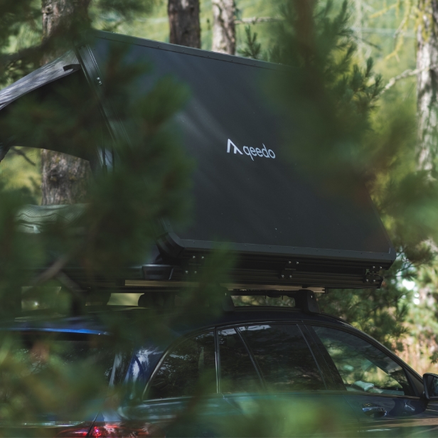 mit-dachzet-auf-dem-wohnmobilstellplatz-dachzelt-camping-mobile