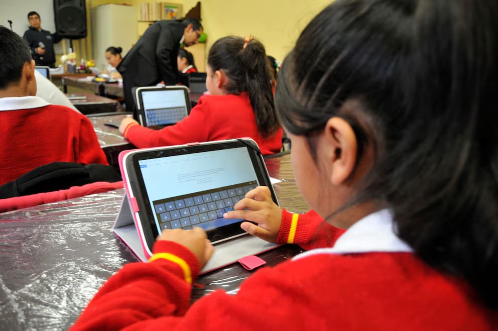 Implementación de proyectos de formación digital en la educación básica regular