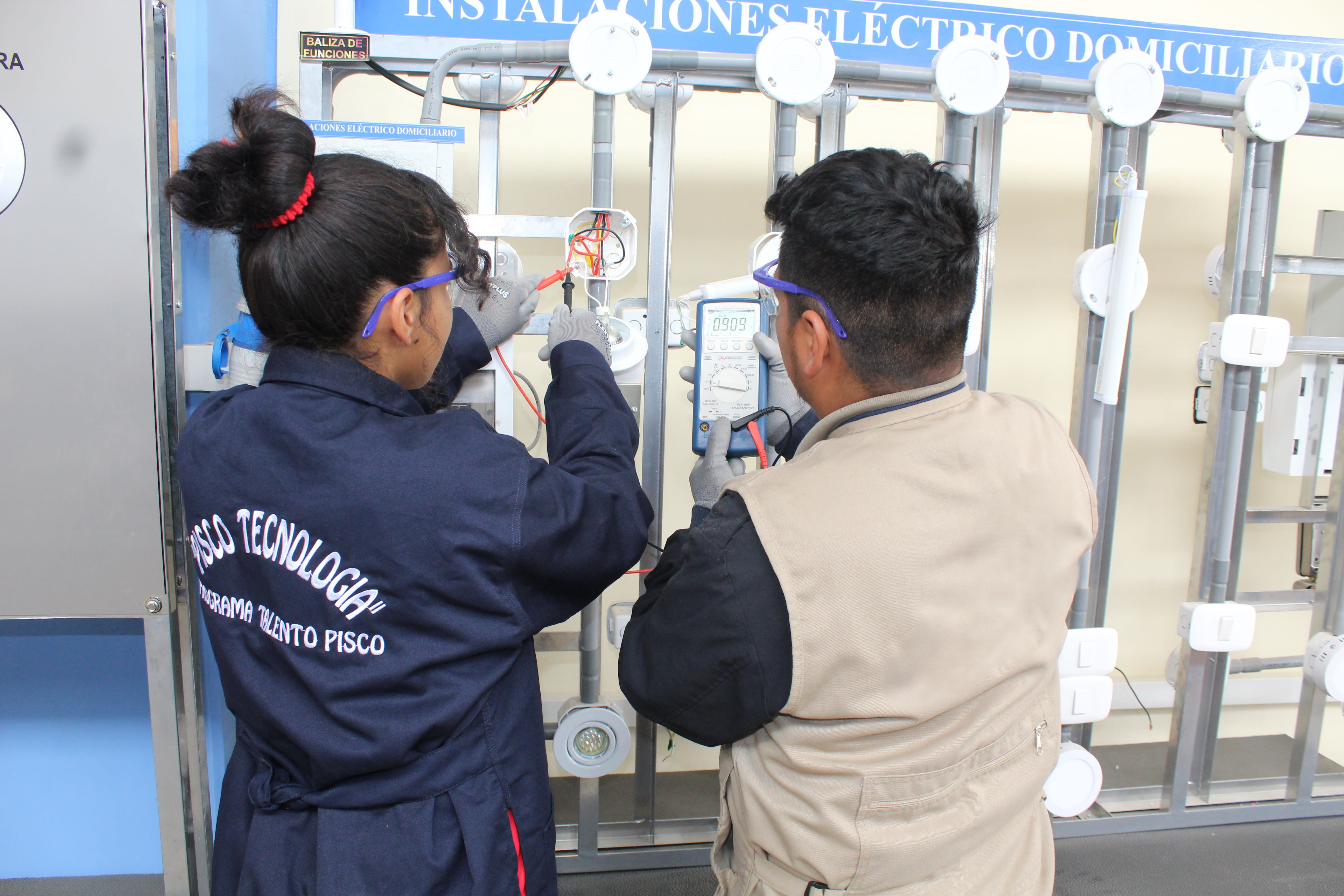 Implementación de proyectos de formación tecnológica en la educación básica regular: computación, electrónica y electricidad