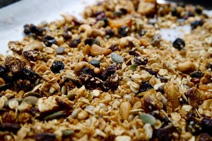 En sund snack mens du er på farten: Lav dine egne müslibarer med bær, kokos og vanilje