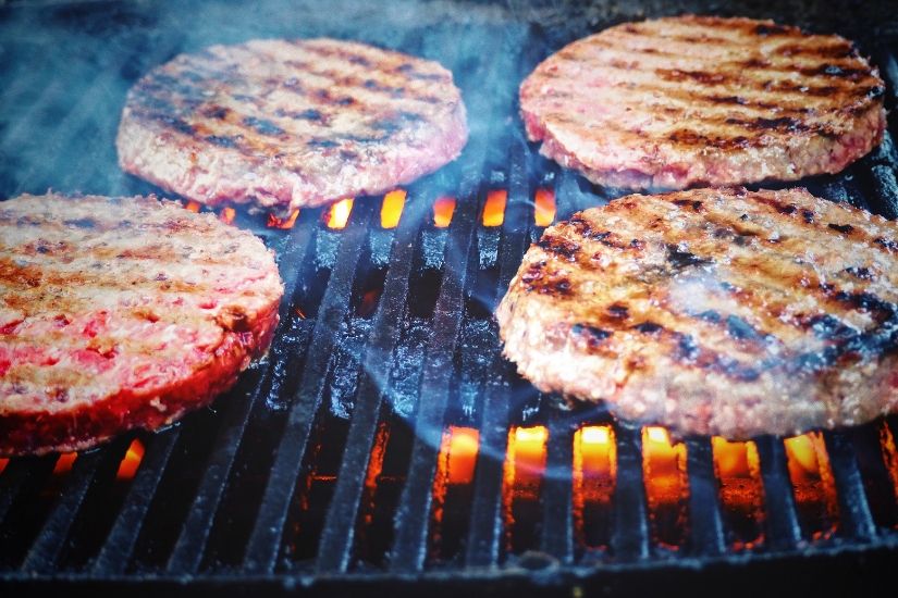 Fed og snasket burger med blåskimmelost og bløde løg