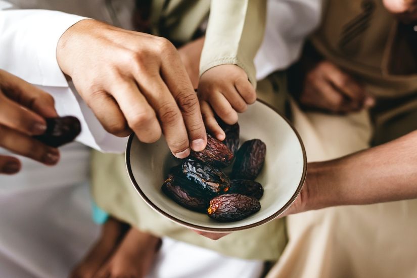 En sund og sød snack på farten: Få 2 opskrifter på dadelkugler