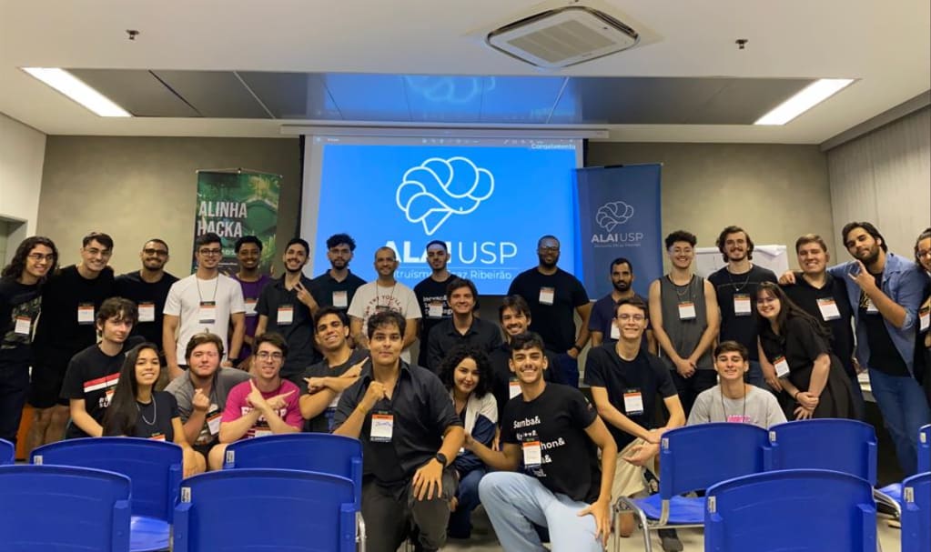 Event organization and participants smiling for the photo