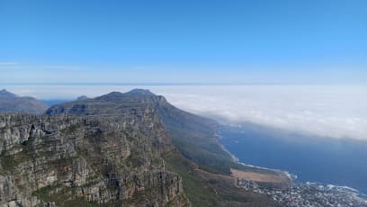 Jsou tu zajímavé meteorologické jevy, např.my zažíváme mlhu od západu (obvykle je od východu) a ta zahalila město pod námi, na nás ale svítí slunce a v dáli je Mys Dobré naděje