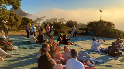 Pak jsme se vydali na Signal Hill...krásná vyhlídka na moře páry nad mořem...místní sem jezdí na západy slunce...je tu dokonce pás takové přírodní sítě, na které celé rodiny a party sedí a piknikují...působí to moc příjemně