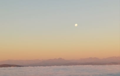 A vychází do toho měsíc