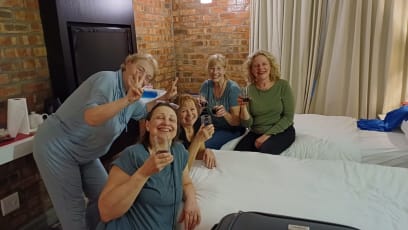 Hotel na Victoria Junction je velmi pohodlný a "evropský "...ještě jsme stihli vyměnit dolary za randy a pak už welcome drink na pokoji s úžasným místním červeným odrůd Merlot a Pinotage...mňaaaam! Zdá se, že skupina bude fajn a průvodkyně Zuzana se o nás opravdu stará...tak dobrou noc!