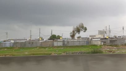 Míjíme tzv. Town ship..něco mezi slumem a normálním ubytováním...sice vlnitý plech, ale jsou tu nákupní centra, kliniky, tekoucí voda vždy pro několik domácností, na každé chatrči satelit (stojí 1,5 USD měsíčně), což slouží i k vzdělávání a chytají i zahraniční programy...žije zde konkrétně cca 1,5 mil ionů lidí