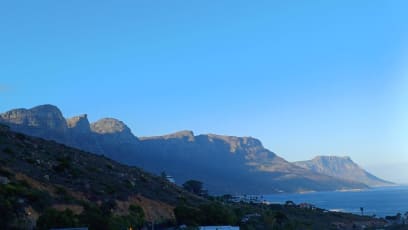 Dobré ráno, po bohaté snídani vyjíždíme na Chapman Peak Road...prvně nás vítají skalní útvary 12 Apoštolů v ranním slunci