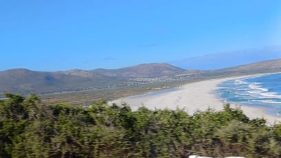 A pláže bez lidí...no ...voda je prý cca 14°C