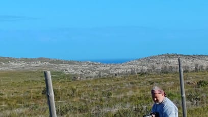 První setkání s faunou...moc daleko, takže jen tak pro legraci: u Lubošovy hlavy jsou antilopy losí (největší antilopy v Africe) a pavián