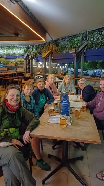 Dojeli jsme zpátky do Cape Town a Graham nám vybral místní hospodu...pivo a nachos...