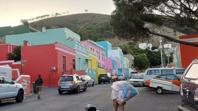 Abych nezapomněla: ještě vpodvečer jsme se šli podívat do čtvrti, která je původně místem, kde byli zaváženi otroci z Východu...dnes je to muslimská čtvrt a na památku dávných dob, kdy otroci nesměli slavit nový rok, protože museli posluhovat svým pánům a slavili tedy až 2.1.,a to s tanci a zdobením a barvami, jsou dnes domky velice barevné