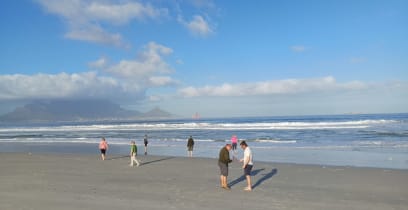 Hmmm, asi jsme dobrá parta, taková hravá, jak říká Graham,...protože se tu zastaví, turisté udělají fotky a jedou dál,...my jsme udělali fotky a šli blbnout k moři...je dost studené, ale hurá! = moře!..a ten jemný písek