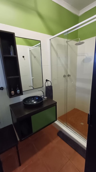 Drobku: takto například vypadá koupelna v chatičce uprostřed pouště